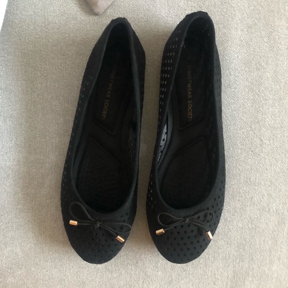 Size 7 Flats, perforated with bow